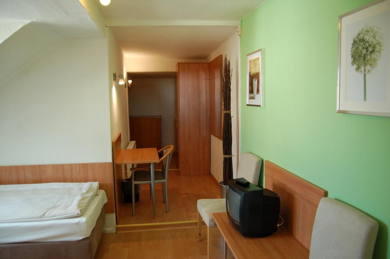 Hotel Adler Neulussheim Room photo